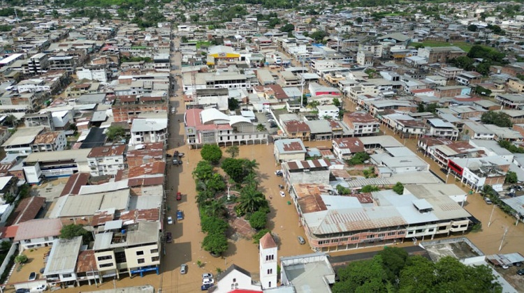 Tres muertos y 2.000 familias damnificadas por lluvias en Chone, Ecuador