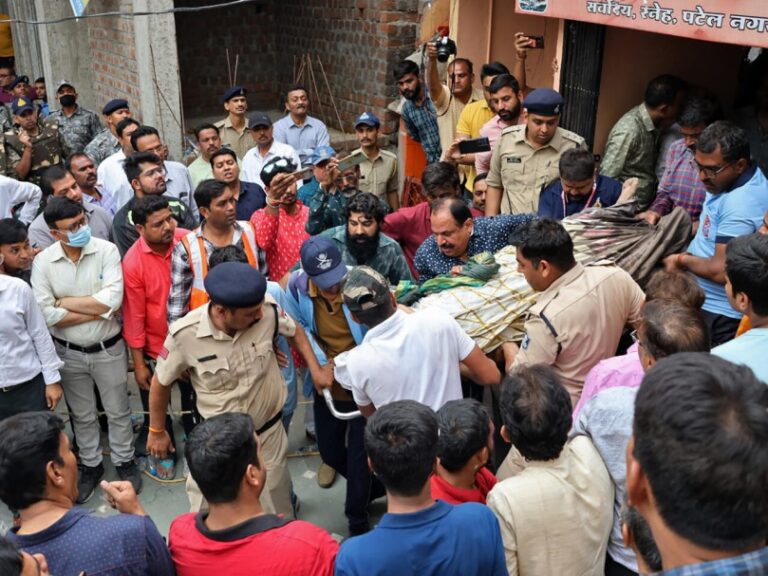 13 muertos deja el colapso del piso de un templo en India