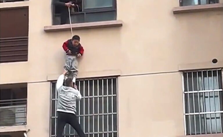 Hombre escaló por edificio para rescatar a niño que había caído por una ventana