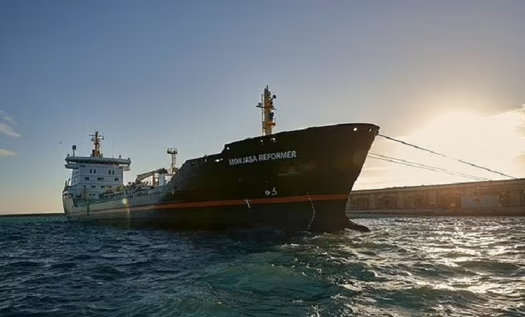 17 tripulantes de un petrolero fueron encerrados durante cinco días después de haber sido abordados por piratas