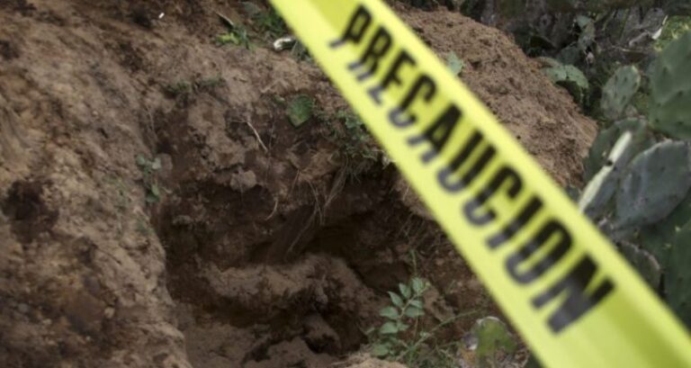 Descubren fosa clandestina con 10 cadáveres en oeste mexicano