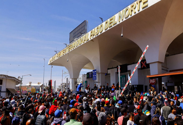 Migrantes intentan ingresar masivamente a EE. UU. en el cruce fronterizo de El Paso, Texas