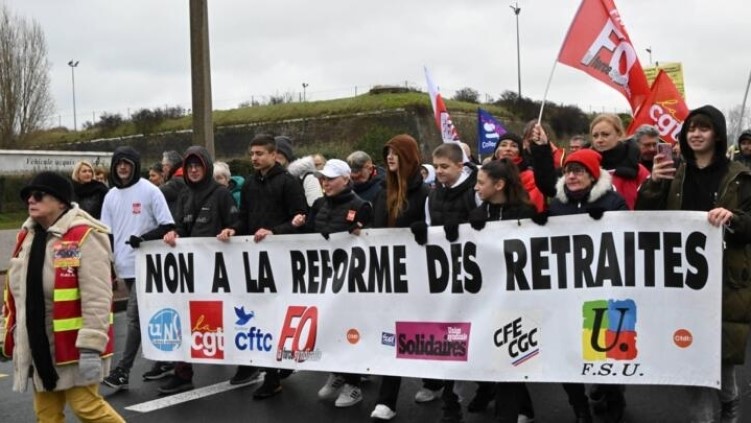 Huelguistas bloquean refinerías y trenes en Francia en protesta contra reforma de pensiones de Macron