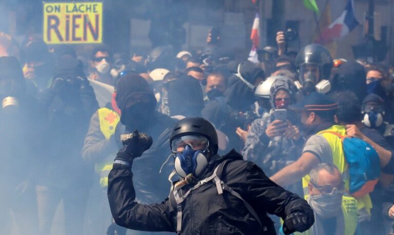 Manifestantes protagonizan fuertes choques con la policía en protestas en Francia