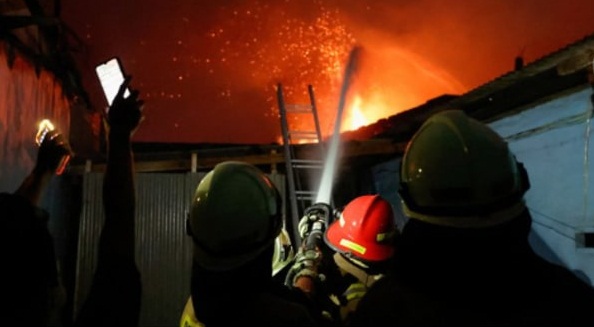 17 muertos deja incendio en depósito de petróleo de Indonesia