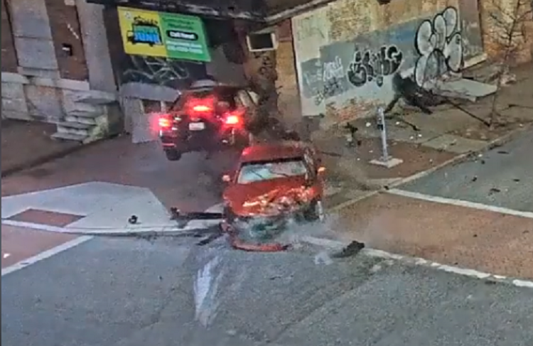 Persecución policial deja: coche robado, peatón muerto y un brutal choque que derriba un edificio