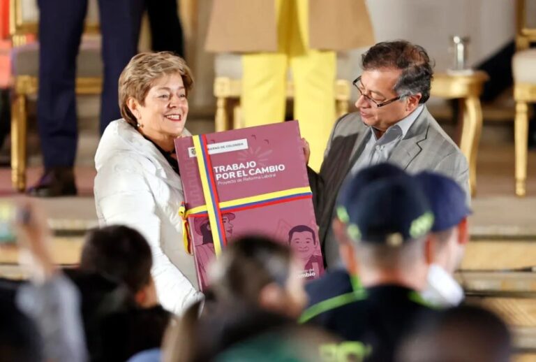Gobierno de Colombia presenta “ambiciosa” reforma laboral