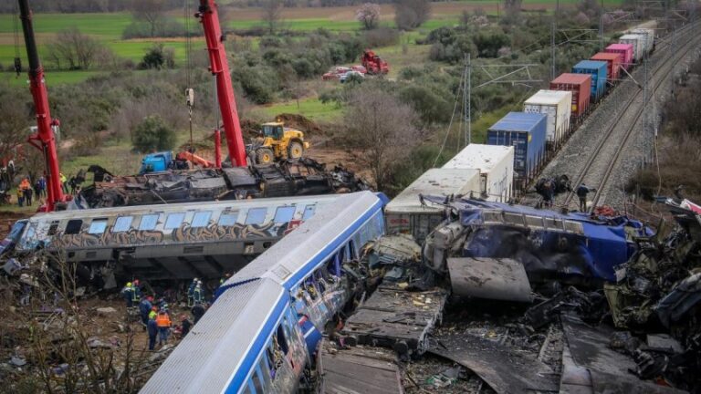 Renuncia ministro de Transporte de Grecia tras accidente de trenes que dejó decenas de muertos