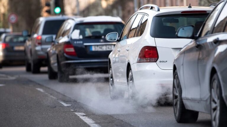 La UE prohíbe definitivamente vender vehículos que emitan CO₂ a partir de 2035