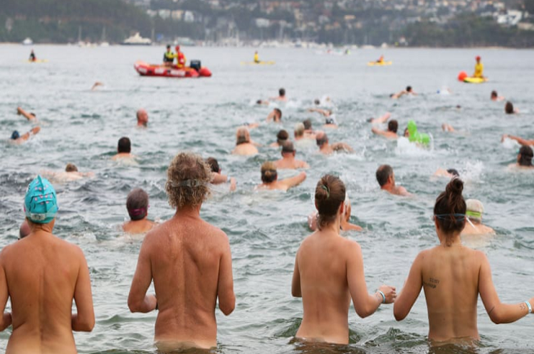 Australia| Más de 1,300 personas se desnudaron y nadaron en el puerto de Sidney