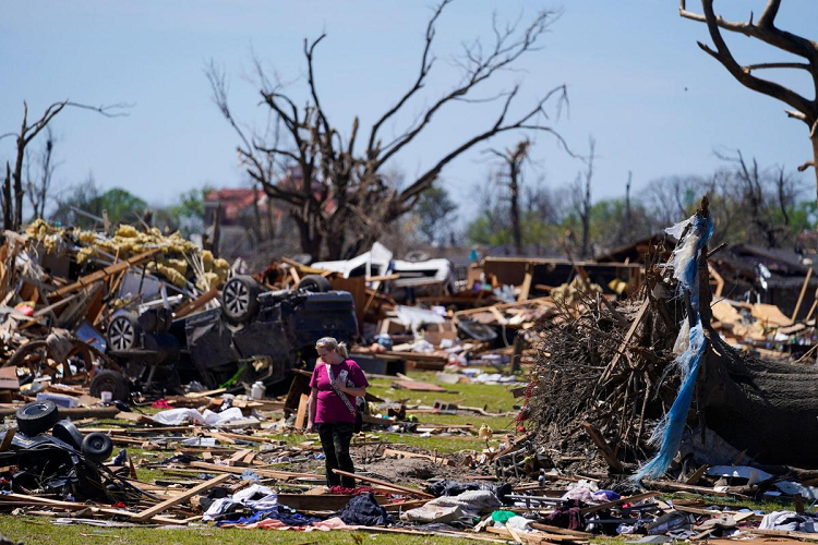 Tornado mata a varias personas y causa daños generalizados en Missouri