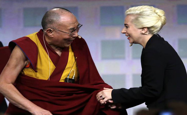 Nuevo video de Dalái Lama tocando la pierna de Lady Gaga causa polémica