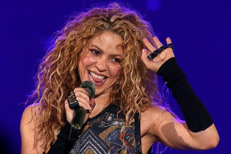 Shakira es acusada de empujar a una fan