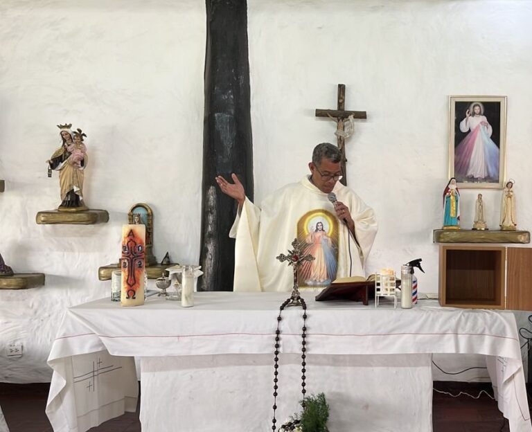 Arquidiócesis de Caracas alerta sobre falso sacerdote que realiza bautizos y bodas