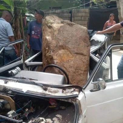 Gran roca cayó sobre un vehículo en Valera