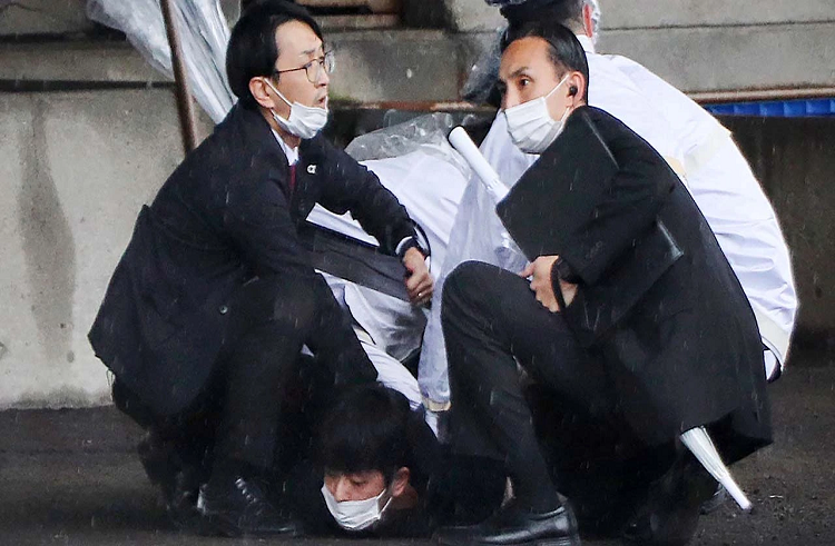 Lanzan explosivo contra primer ministro japonés en acto de campaña