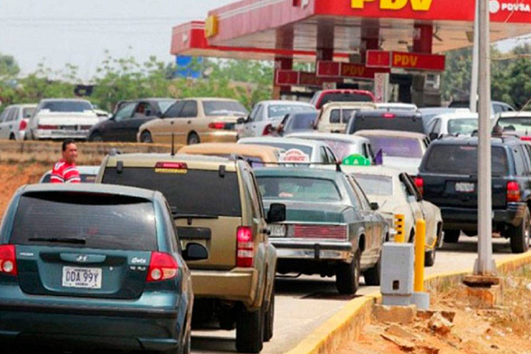 Gobernador de Bolívar prohibió colas por gasolina en estaciones de servicio