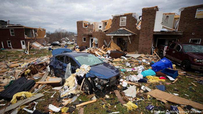 Aumentan a 32 los muertos por los tornados en Estados Unidos