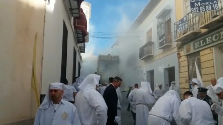 Imagen de la Virgen es consumida en llamas en plena procesión por las calles de España