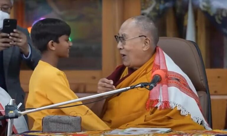 «Chúpame la lengua»: polémico video de Dalai Lama besando a un niño