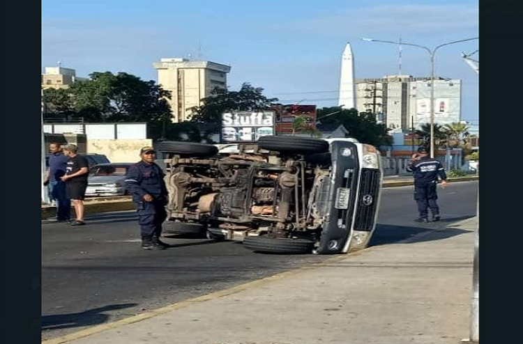 Sin lesiones el alcalde de Mara y su chofer tras volcar su camioneta