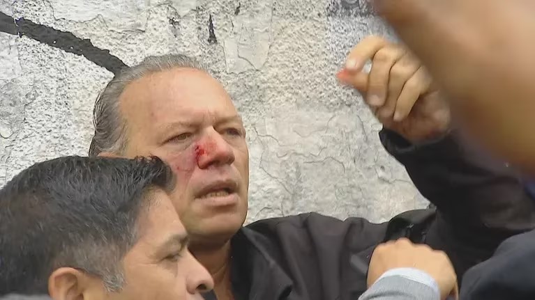 Manifestantes golpean al ministro de Seguridad de Buenos Aires