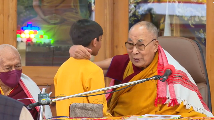 Habló el niño a quien el Dalái Lama le pidió que le chupara la lengua
