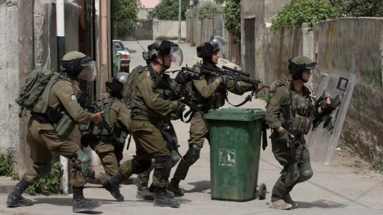 Fuerzas israelíes matan a dos combatientes palestinos en una incursión en Cisjordania