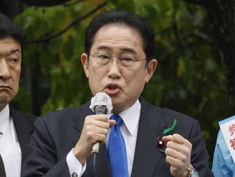 El primer ministro japonés destituye a su hijo como secretario por una fiesta en su residencia oficial