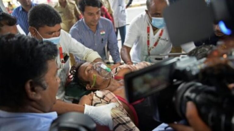 Mueren 27 personas en India tras beber alcohol adulterado