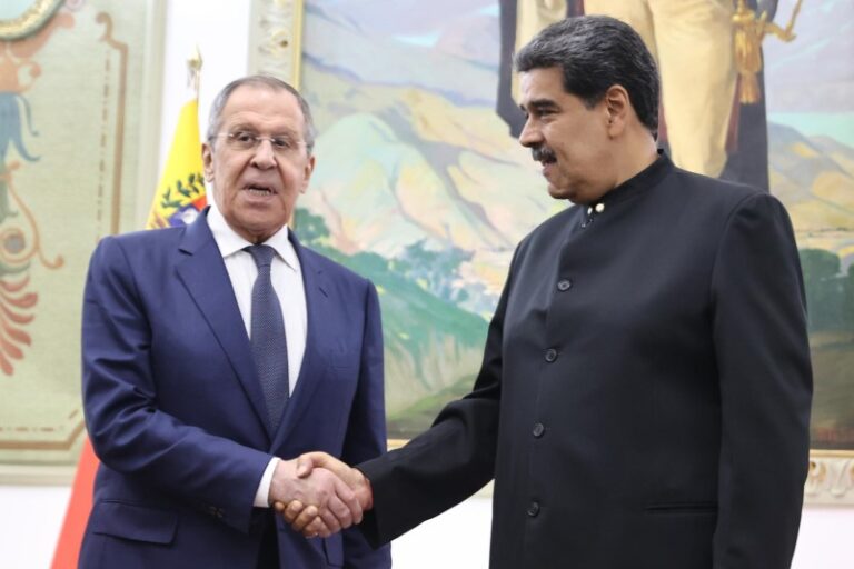 Lavrov le transmite a Nicolás Maduro una invitación de Putin para visitar Rusia