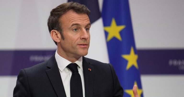 Aprueban en Francia la polémica reforma de pensiones de Macron