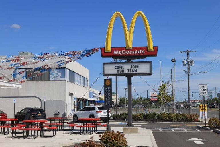 McDonald’s cierra temporalmente sus oficinas en EEUU mientras prepara recortes de personal
