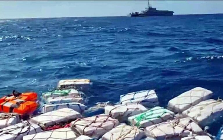 La policía italiana descubre dos toneladas de cocaína flotando en el Mediterráneo