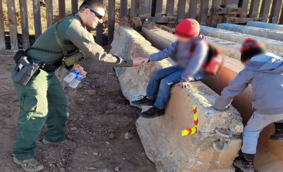 Niños de 5 y 8 años fueron abandonados por «coyotes» entre Sonora y Arizona