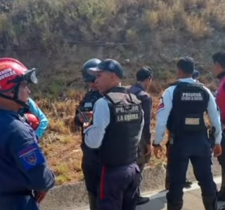 Policía salva a hombre que pretendía lanzarse de viaducto en La Guaira