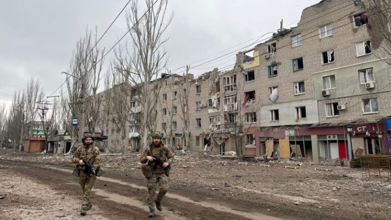 Ucrania desmiente que sus tropas estén bloqueadas por los rusos en Bajmut