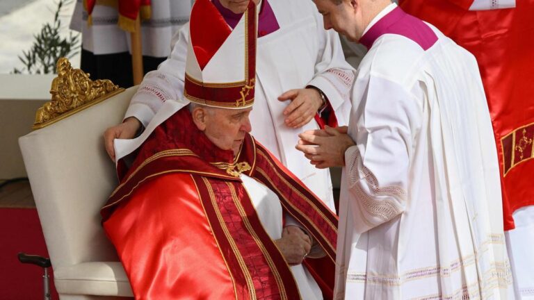 El papa Francisco presidió la misa del Domingo de Ramos desde la Plaza San Pedro en el Vaticano