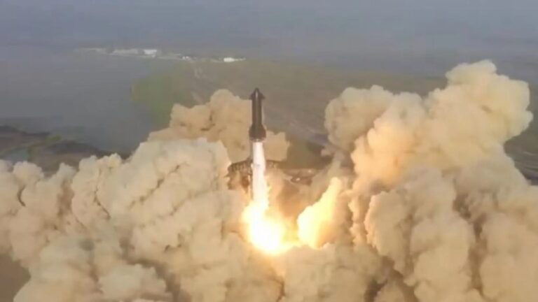 Cohete de Space X explota durante primer vuelo de prueba