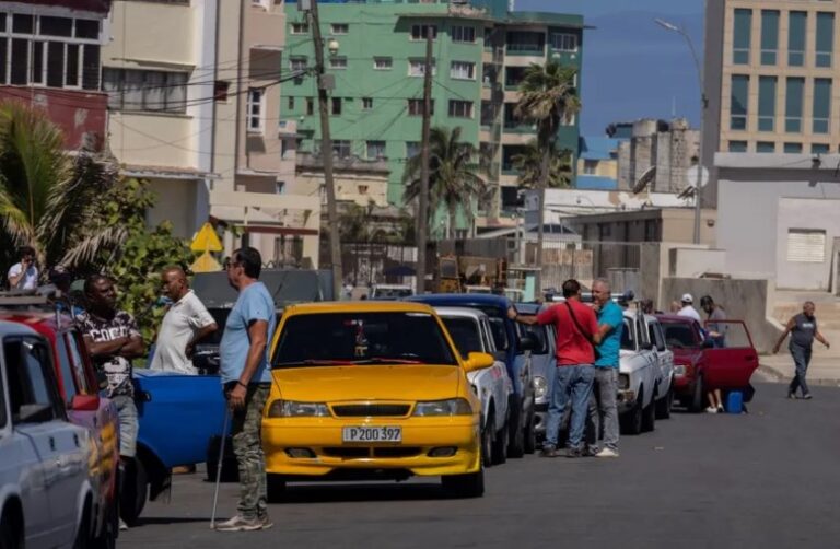 Cuba suspende masiva marcha del 1 de Mayo por escasez de gasolina