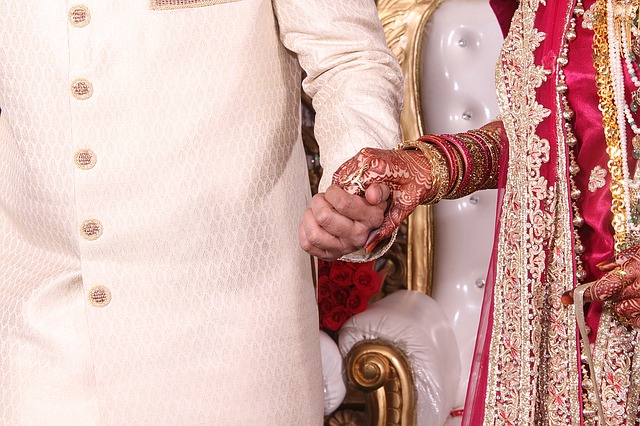Novia hindú se vuelve viral luego de disparar al aire en plena celebración de su boda