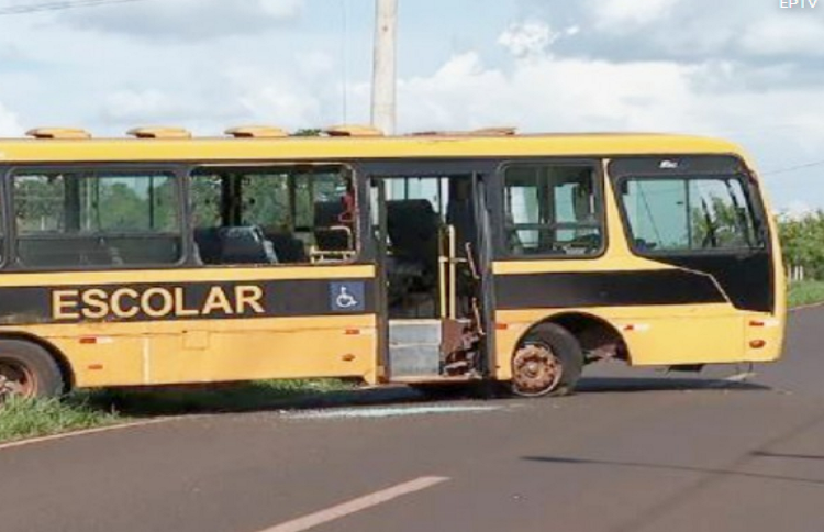 Estudiante condujo autobús escolar después de que el chofer sufriera un infarto