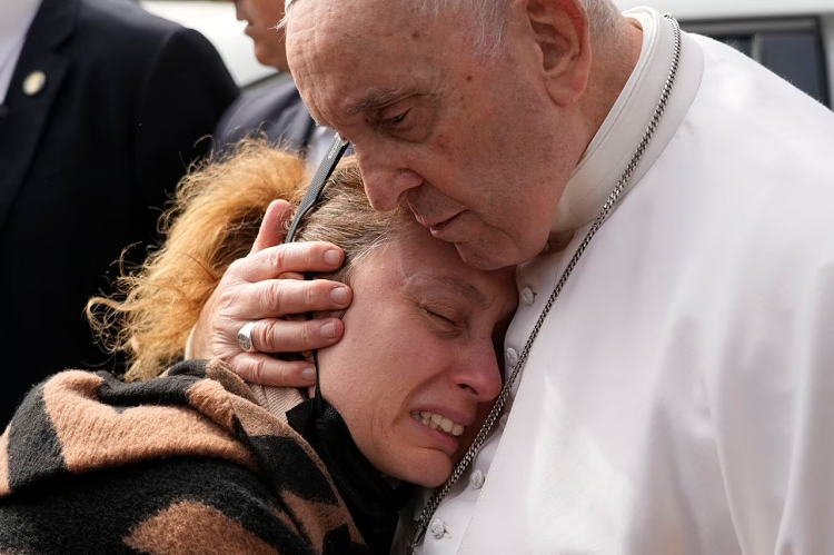 «Aún estoy vivo”, dice el papa Francisco tras salir del hospital