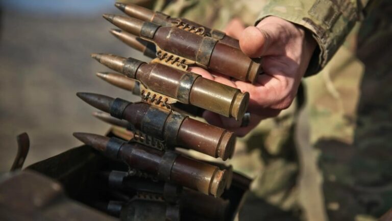 Francia bloquea la compra de municiones para Ucrania