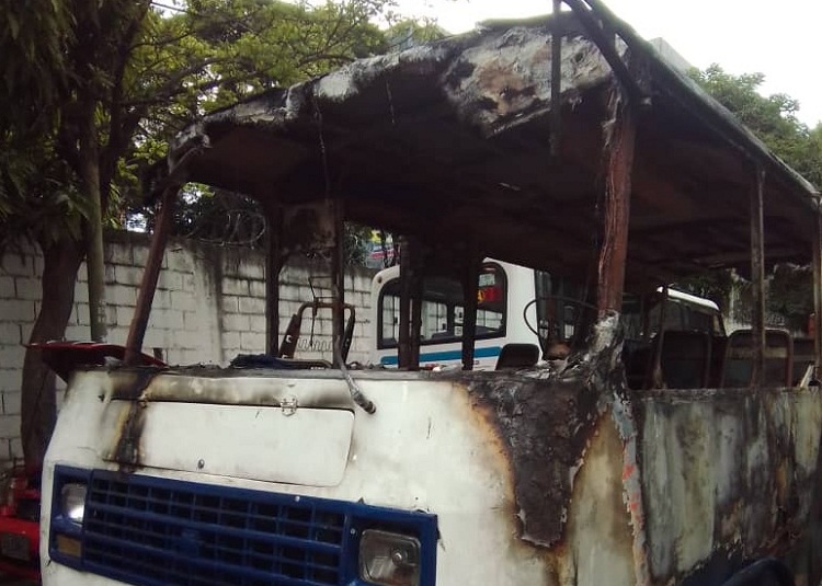 Transportista de La Vega muere al incendiarse autobús