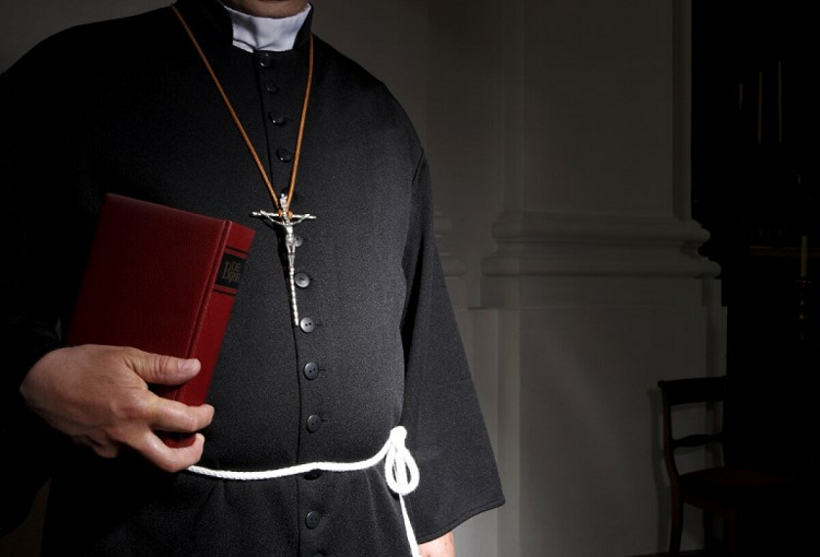 Investigan a sacerdote por presunto abuso de un menor