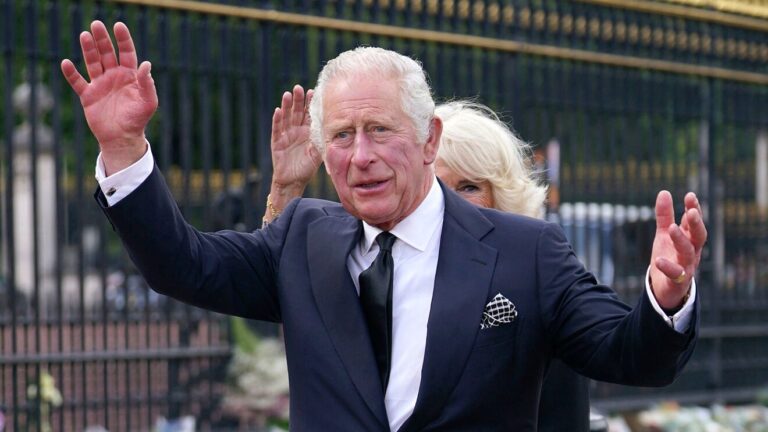 El rey Carlos III reutilizará prendas de sus antepasados para su ceremonia de coronación