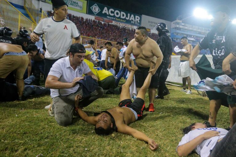 Doce muertos y más de 100 heridos dejó estampida en un estadio de El Salvador