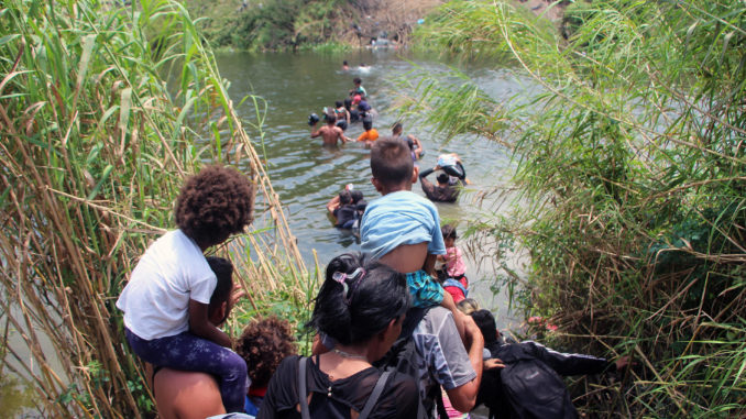 Migrantes que cruzaron el río Bravo: “Nos subieron a un camión y nos regresaron para México”