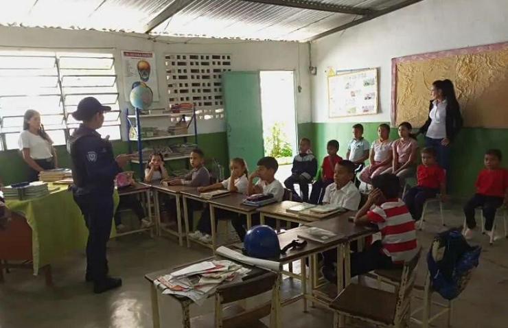 Policías recorren instituciones educativas de Trujillo para luchar contra el bullyng escolar